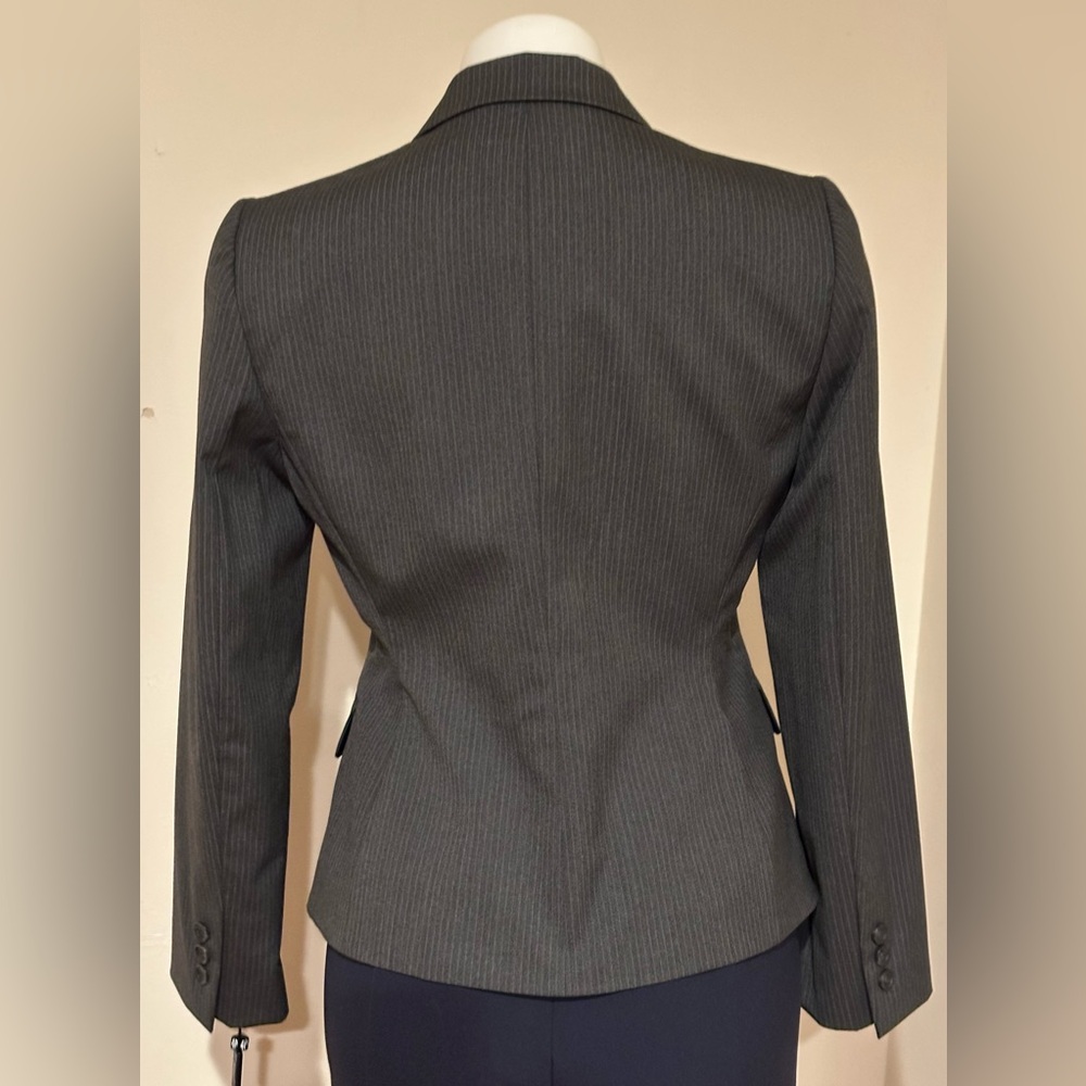 TAHARI NWT Gray White Pinstripe 2 Button Blazer Business Attire. Sz 4P - Picture 3 of 15